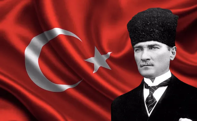 Türkische Flagge hinter Mustafa Kemal Atatürk