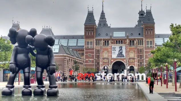 Twee Kaws-standbeeld dichtbij gebouw, oriëntatiepunt, amsterdam