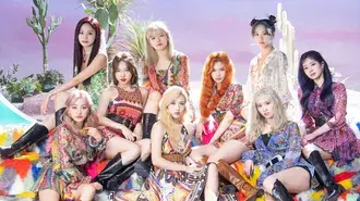 Шпалери Учасники Twice (K-Pop Band) у фільмі «More & More» (2020) Зйомка 4K