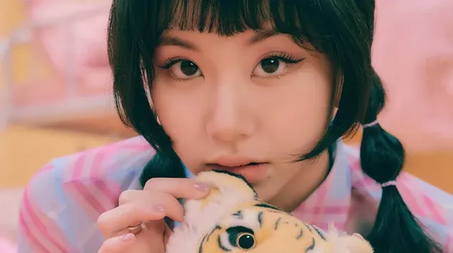 TWICE's Chaeyoung filmā "Runājiet, runājiet" MV (2. koncepcija) fotosesijā 4K fona tapete