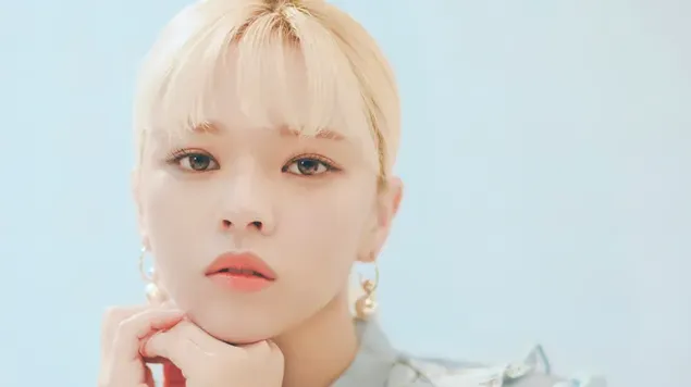 Jeongyeon von TWICE im Fotoshooting für das Album „Formula of Love: OT3 (Blue Concept)“. 4K Hintergrundbild