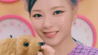 TWICE 定延在《Talk that Talk》MV (Concept 2) 拍摄 4K 壁纸