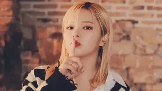 Jeongyeon de TWICE | Saludos de temporada 2023 4K fondo de pantalla