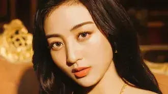 Tapeta Jihyo z TWICE v MV Shoot „Perfect World“ (2021) 4K