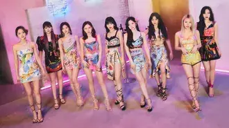 TWICE 成员在 'Alcohol-Free' MV (2021) 拍摄 4K 壁纸