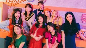 TWICE 成员在'Kura Kura' MV [2021] 拍摄 4K 壁纸