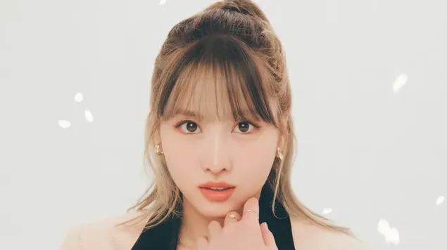 مومو من TWICE في صورة ألبوم "Formula of Love: OT3 (Pink Concept)" 4K خلفية