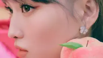 Momo de TWICE dans 'Talk that Talk' MV (Concept 2) Photoshoot 4K fond d'écran