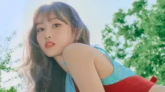 TWICE'dan Momo 'Talk That Talk' MV Fotoğraf Çekiminde 4K duvar kağıdı
