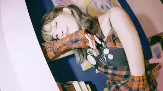 TWICEs Momo in 'The Feels' MV-Fotoshooting 4K Hintergrundbild