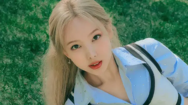 Nayeon de TWICE en la sesión de fotos del MV 'Talk that Talk'