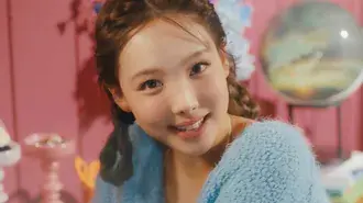TWICE 的 Nayeon - Moonlight Sunrise 专辑拍摄 4K 壁纸