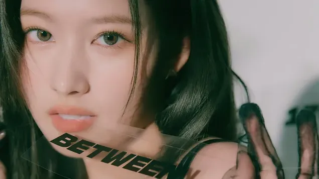 TWICE dalībniece Sana MV fotosesijā “Runā, ka runā” (1. koncepcija) 4K fona tapete