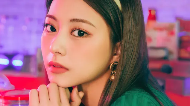 Tzuyu من TWICE في فيلم Kura Kura MV Shoot (2021) 4K خلفية