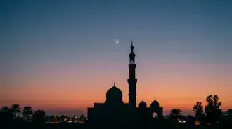 silueta mesity za soumraku: pulmesic nad islamskou architekturou stahnout