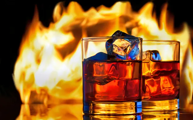 Dos (2) gots de whisky amb gel al costat de la llar de foc 4K fons de pantalla