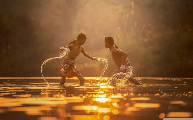 Dua atlet dalam pelatihan kickboxing dengan air sungai di bawah sinar matahari di sungai di hutan