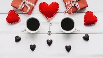 Tapeta Dvě káva betwwen srdce a dárky pro den svatého Valentýna 4K