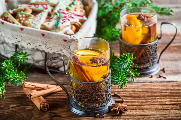 Deux verres de thé à la cannelle et à l'anis étoilé et un panier rempli de biscuits 4K fond d'écran