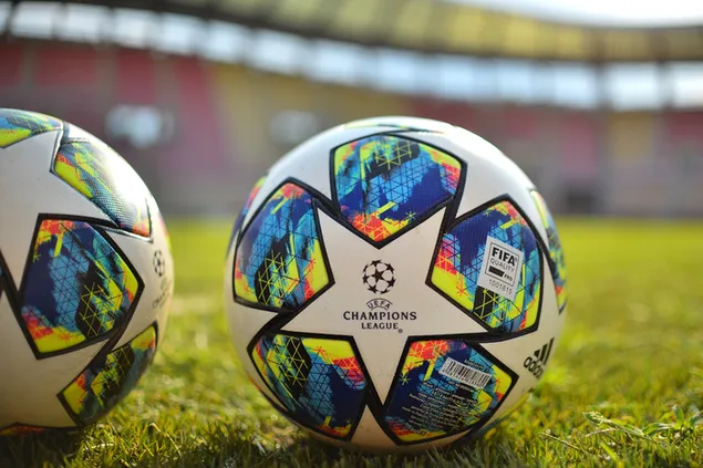 Twee UEFA Champions League 2019 - 2020 officiële ballen 4K achtergrond