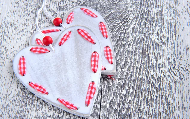 due cuori bianchi in uno sfondo di legno grigio scarica