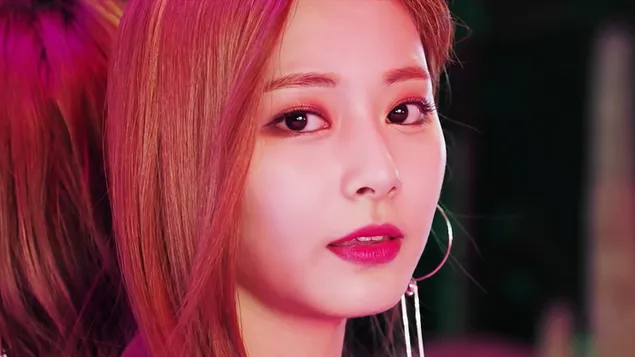 트와이스(K팝 걸그룹) 'Breakthrough' 뮤직비디오 촬영 중인 쯔위 4K 배경화면