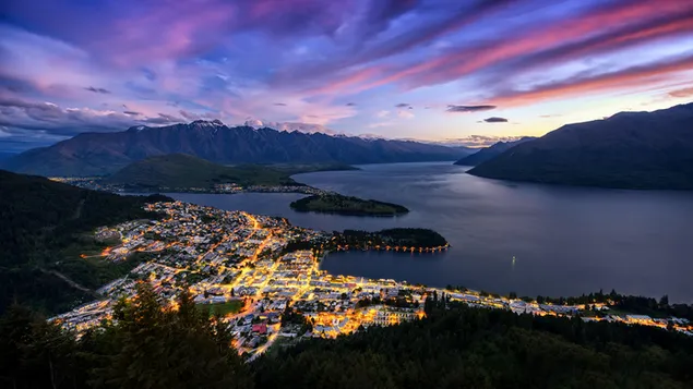 Uitzicht op de heuvel van de stad 's nachts in Queenstown, Nieuw-Zeeland