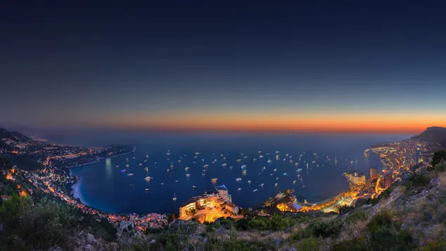 Uitzicht op de kustlijn van Monaco bij zonsondergang
