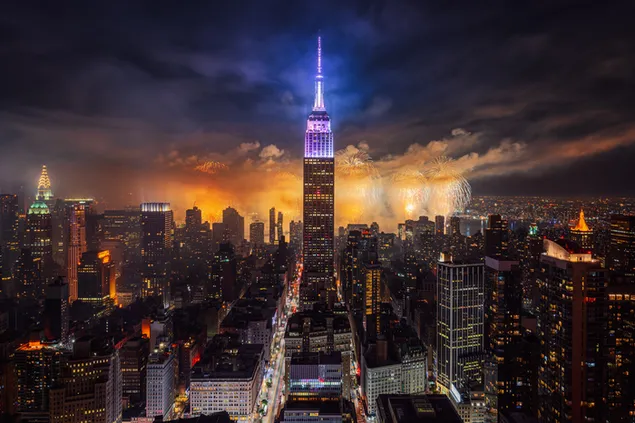 Uitzicht op enorme stadsgebouwen in New York en vuurwerk in de mist 's nachts