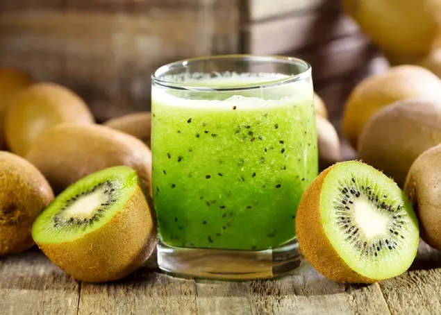 Un vaso de delicioso jugo de kiwi