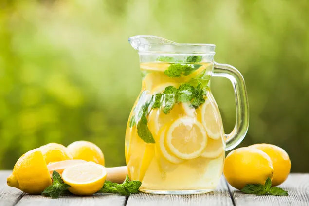 Una jarra de jugo de limón para calmar la sed con hojas de menta