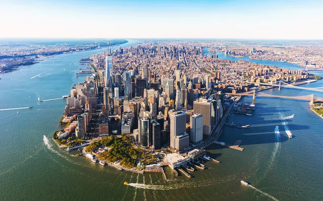 USA Manhattan by inde i havet med skibe, jernbroer og overfyldte bygninger i byen 2K tapet