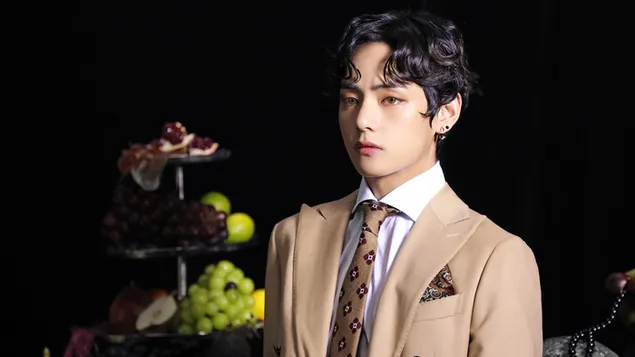 V (Kim Tae-hyung) a 'Map of The Soul: 7' Shoot (2020) című filmben a BTS-től (Bangtan Boys) 4K háttérkép