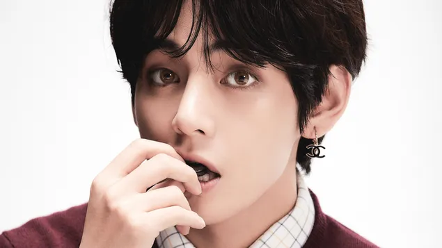 V (Kim Tae-hyung) dalam 'Map of The Soul: 7' Shoot [2020] daripada BTS [Bangtan Boys] 8K kertas dinding