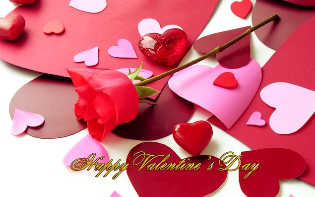 Valentijnsdag - roos en de papieren hartjes uitgesneden