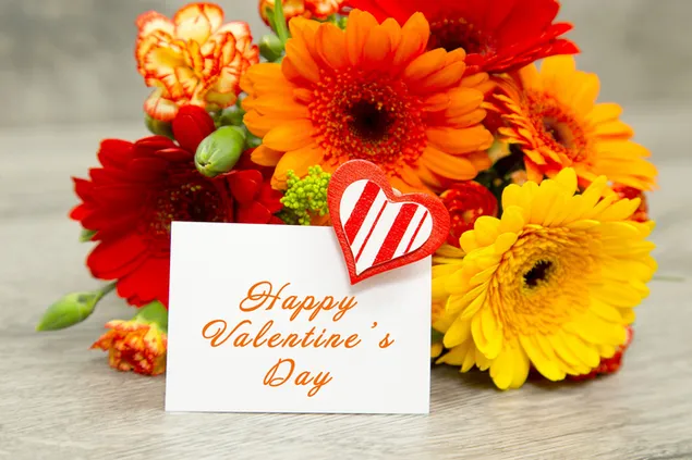 Valentijnsdag - valentijnskaart en kleurrijke gerberabloemen