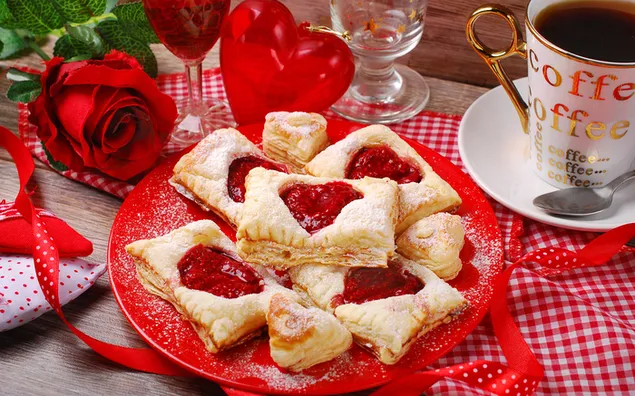 Valentinstag - Kaffee und Gebäck mit roter Dekoration 2K Hintergrundbild