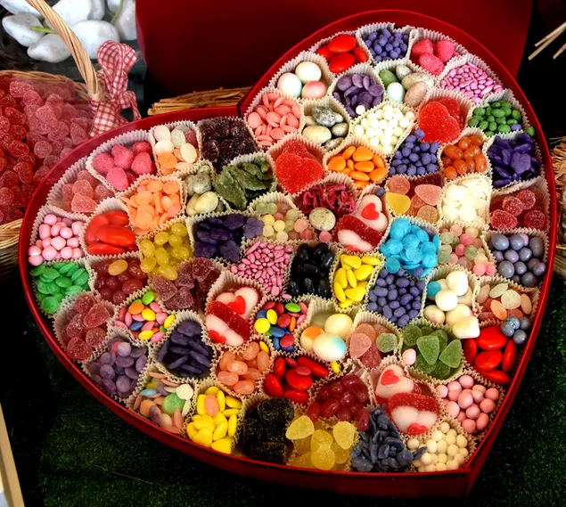 Valentinstag - bunte Bonbons in der Herzbox