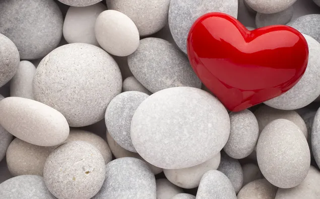 Valentinstag - süßes rotes Herz mit Kieselsteinen