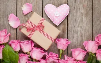 Tapeta Den svatého Valentýna - dárek a růžové růže 2K