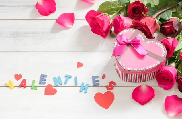 Valentinstag - Geschenke und rosafarbene Rosenblumenblätter 8K Hintergrundbild