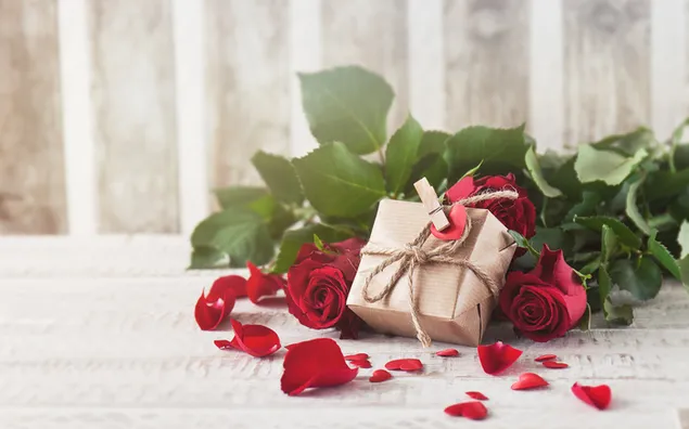 Día de San Valentín - regalos y pétalos de rosas rojas