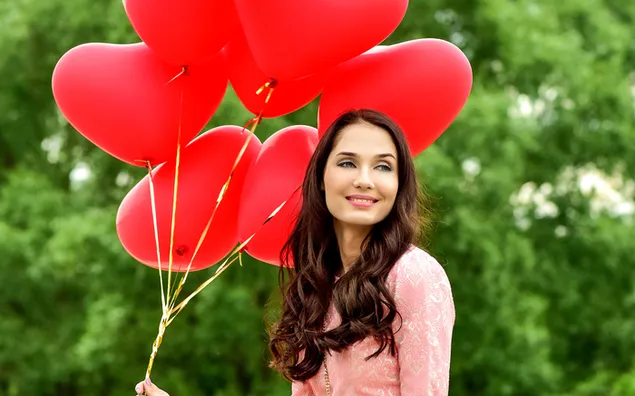 Día de San Valentín - chica con globos de corazón rojo