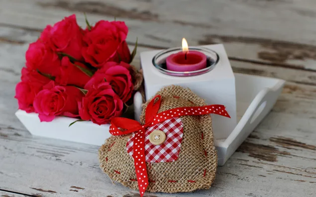 Valentinstag - handgemachtes Herz, Rosen und Kerzendekoration 2K Hintergrundbild