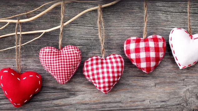 Día de San Valentín - decoración de corazones hechos a mano