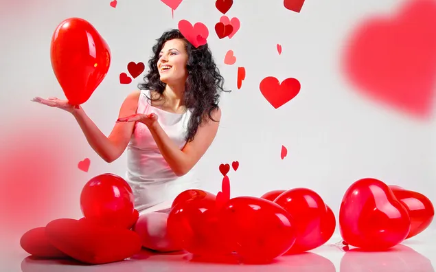 Día de San Valentín - niña feliz con globos de corazón