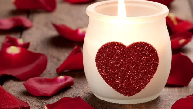 Valentinstag - Herzkerze und Rosenblätter herunterladen