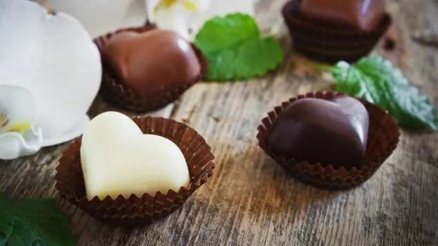 情人節——紙杯蛋糕內襯裡的心形巧克力 4K 壁紙