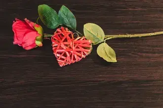 Tapeta Den svatého Valentýna - dekorace srdce a růže 2K