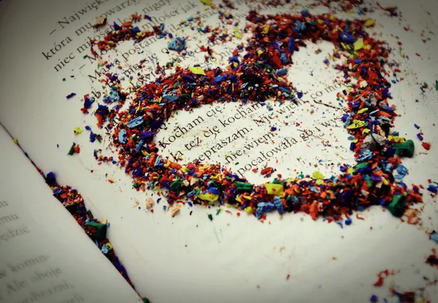 Hình nền Ngày lễ tình nhân - trái tim trên sách 2K